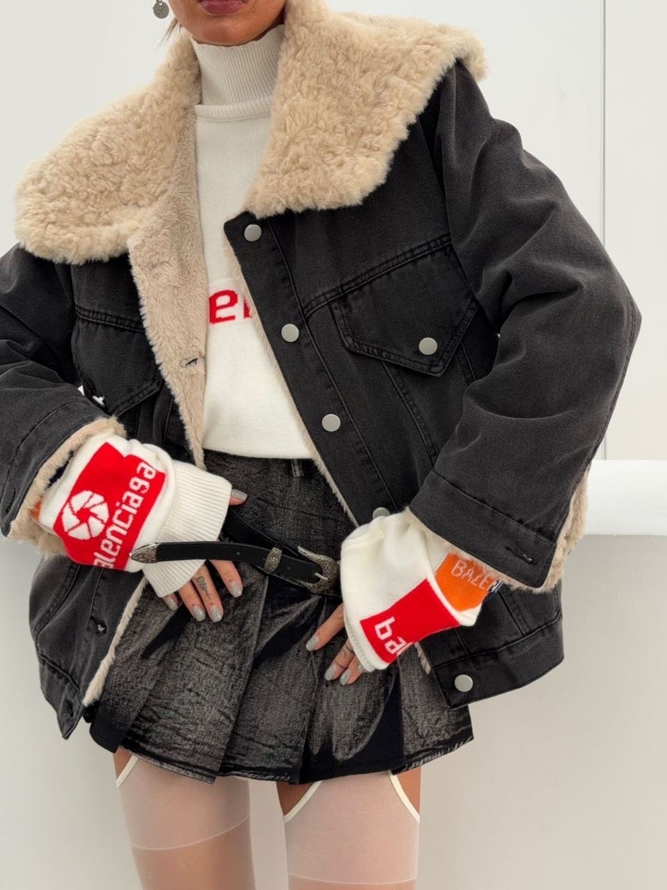 куртка джинсовая,женская джинсовая куртка из искусственного меха,куртка модная,куртка джинсовая темно-серого цвета утепленная с мехом,стильная дубленка