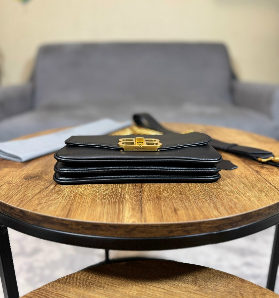 balenciaga сумка,сумка женская balenciaga,большая сумка через плечо через цепочку balenciaga,сумка женская balenciaga натуральная кожа,женская сумка баленсиага