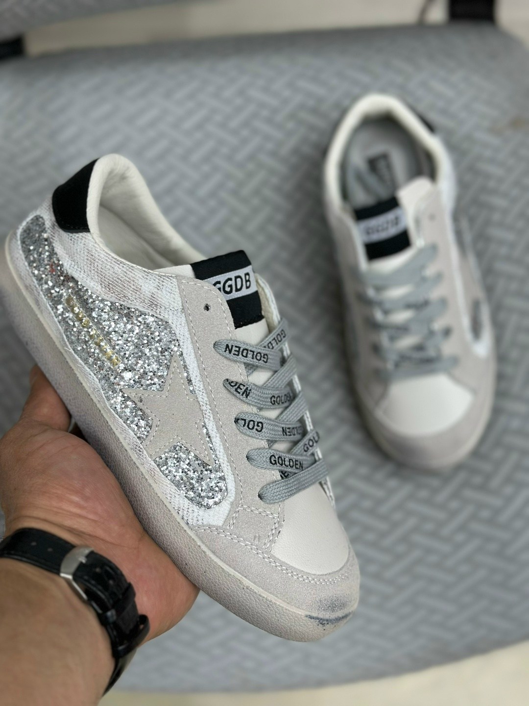 golden goose кеды v-star с блестками серебристый,golden goose кеды super-star с блестками серебристый,,кеды golden goose женские,кроссовки golden goose