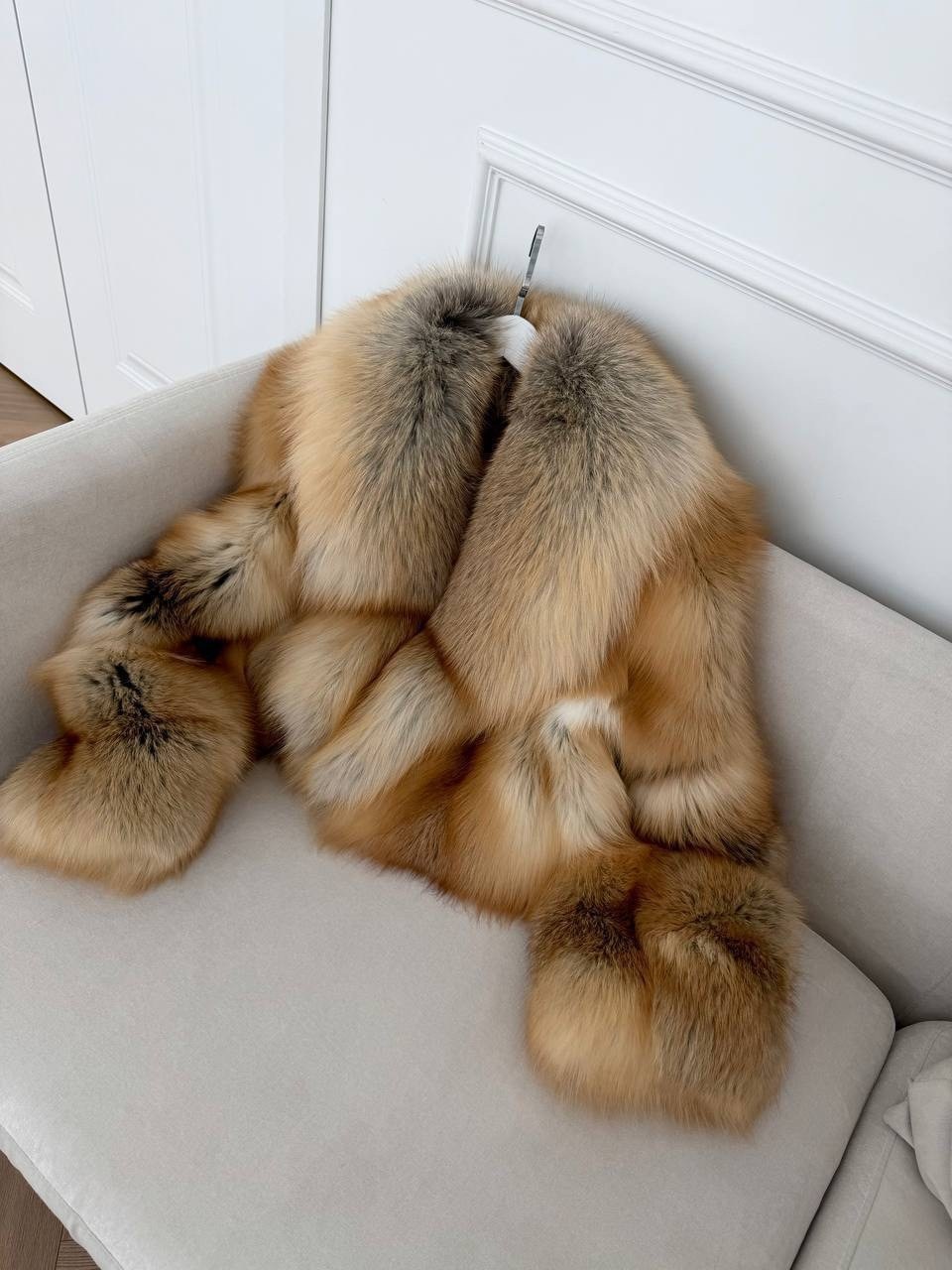 короткая шуба из белой лисы,шуба из лисы,женская шуба из натурального меха,меховая куртка,шуба из натурального меха