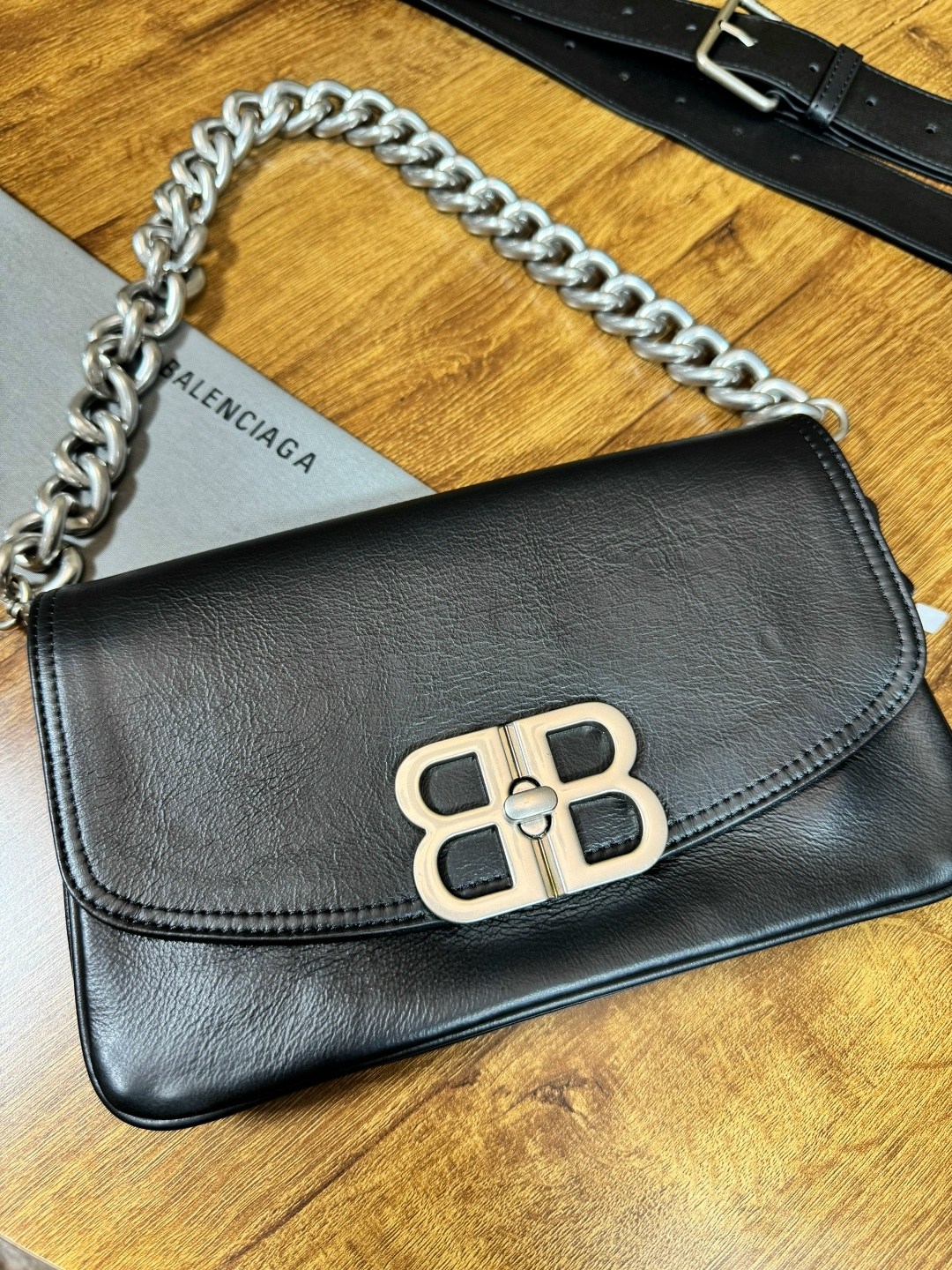 сумка женская balenciaga,balenciaga сумка,balenciaga сумка на плечо,сумка balenciaga через плечо баленсиага 23 см,женская сумка balenciaga из натуральной кожи в премиальном исполнении