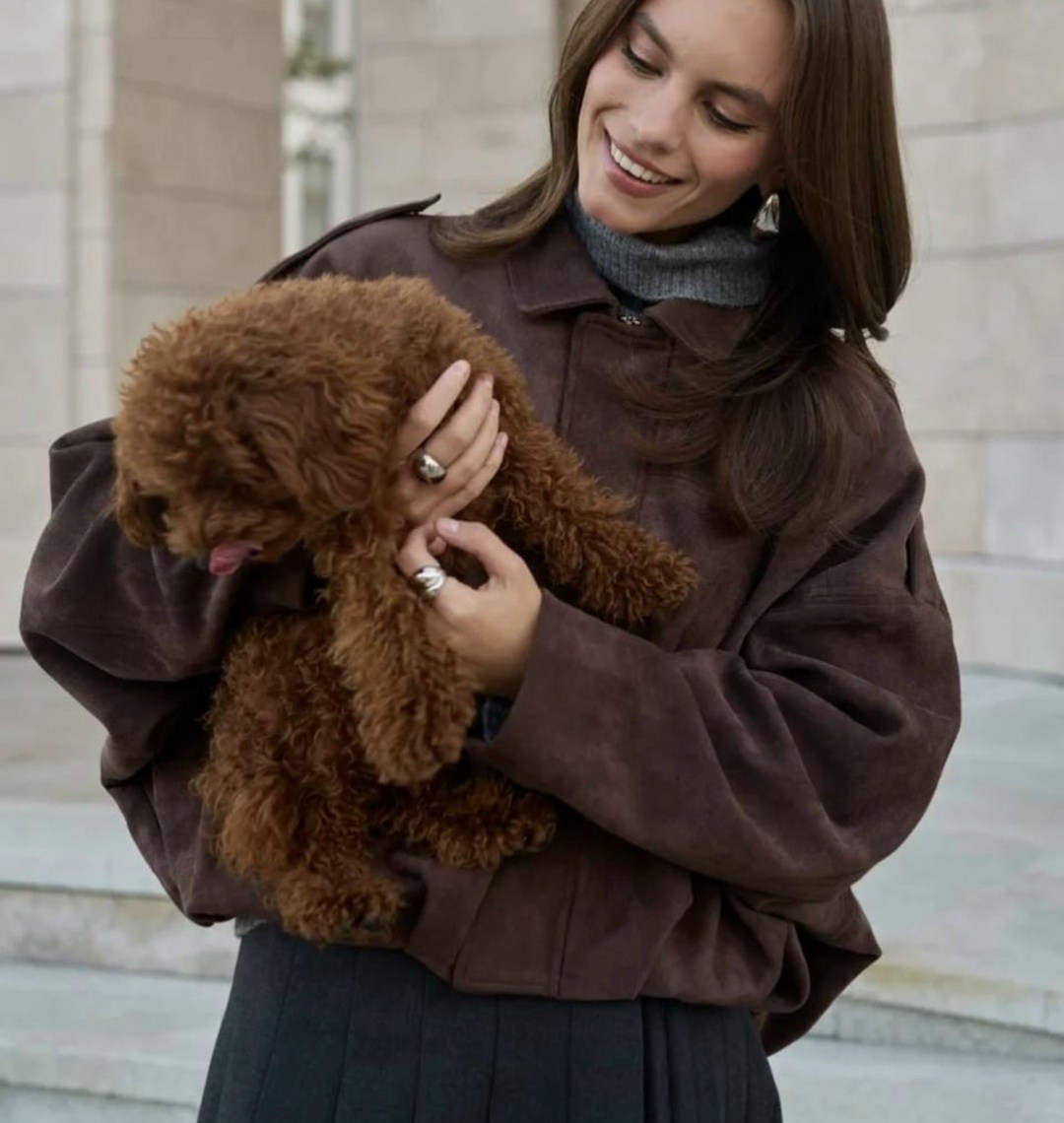 куртка бомбер укороченная оверсайз эко замшевая nonstóp with me,куртка бомбер демисезонная оверсайз замшевый niu,коричневая свободная куртка из искусственной кожи,куртка-бомбер из искусственной замши