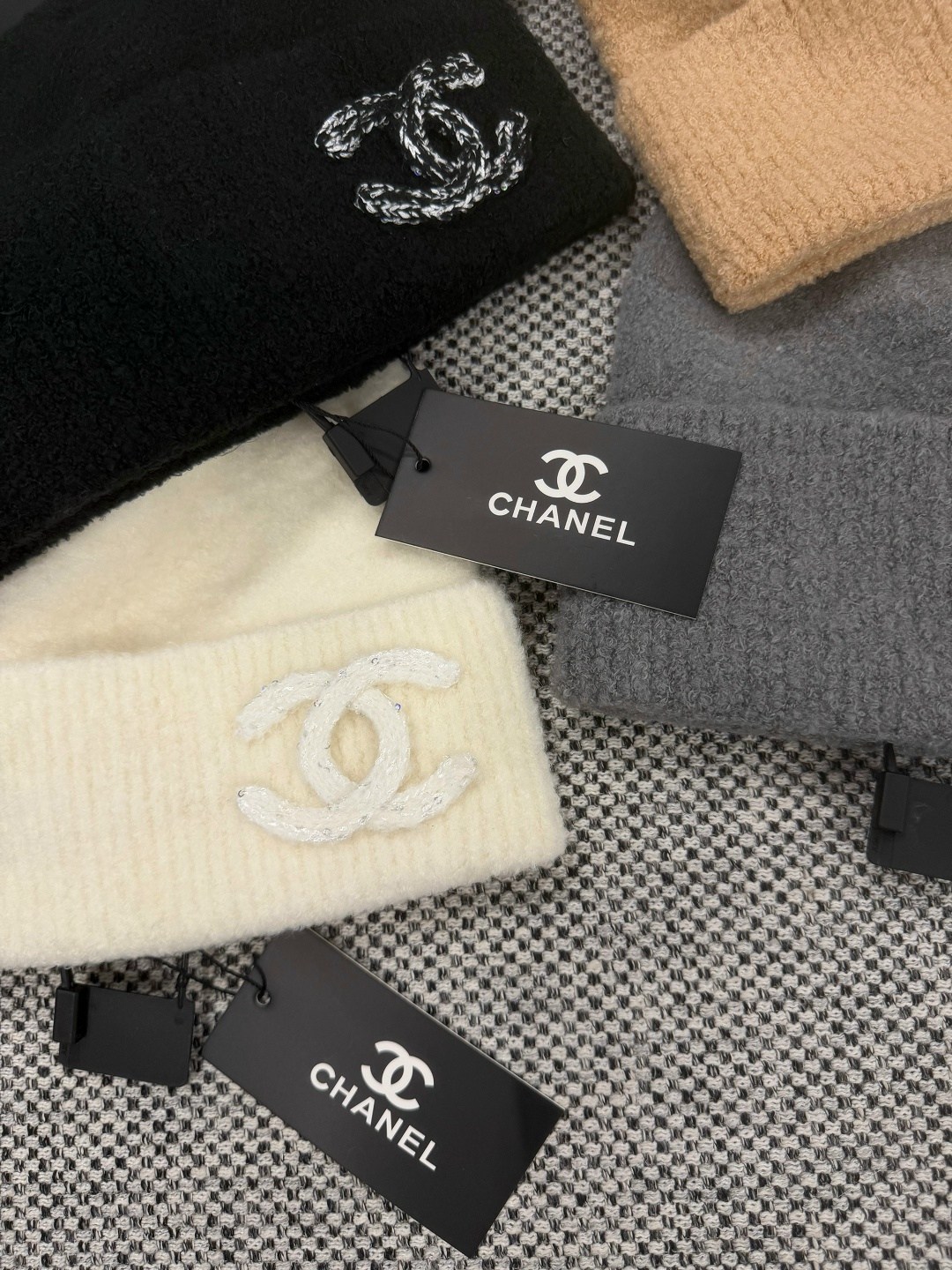 шапка chanel,вязаные эластичные шапки bini chanel,шапка chanel женская демисезонная ch13,шапка шанель,модная вязаная шапка в стиле chanel copy 1:1