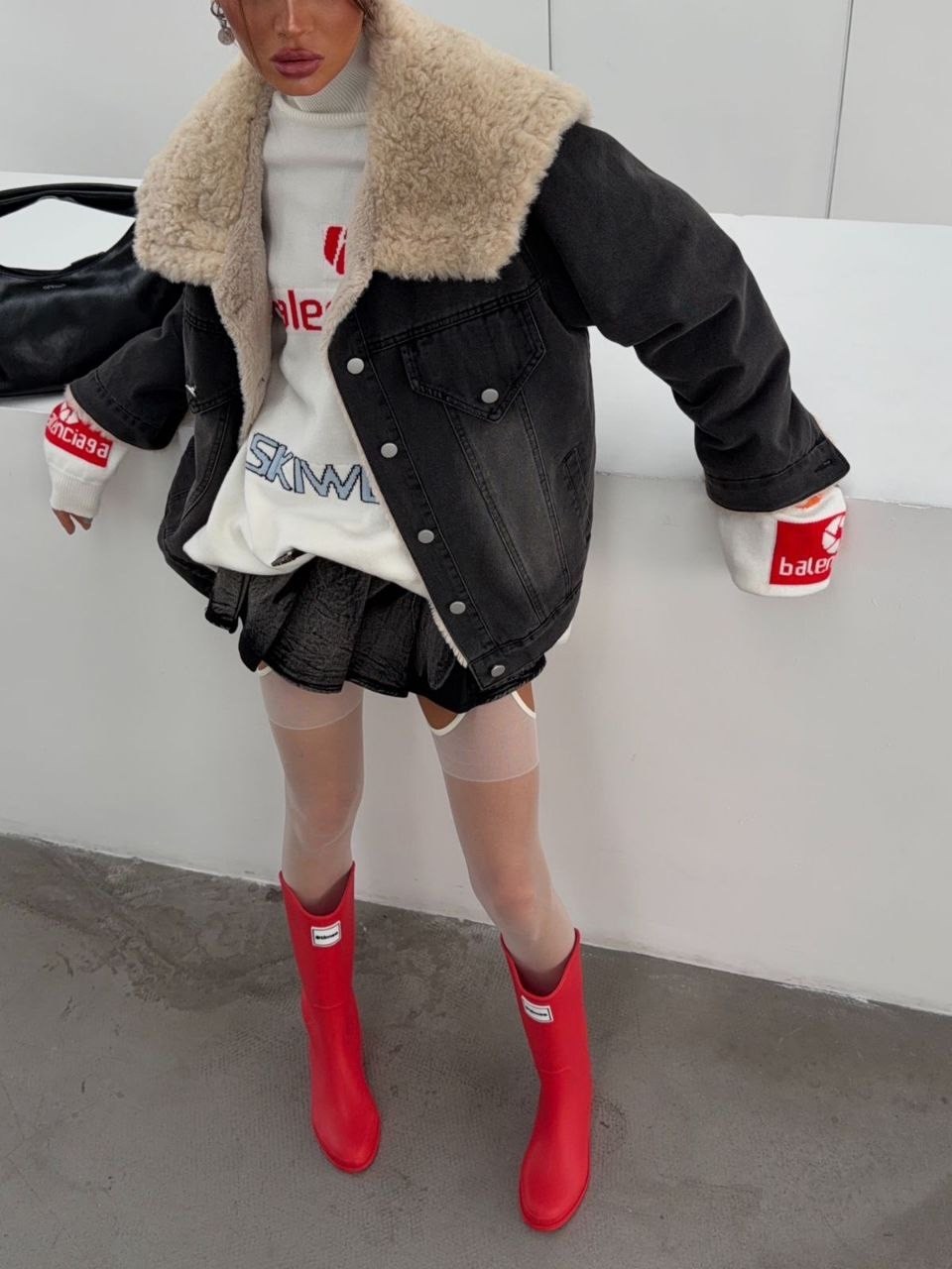 куртка джинсовая,женская джинсовая куртка из искусственного меха,куртка модная,куртка джинсовая темно-серого цвета утепленная с мехом,стильная дубленка