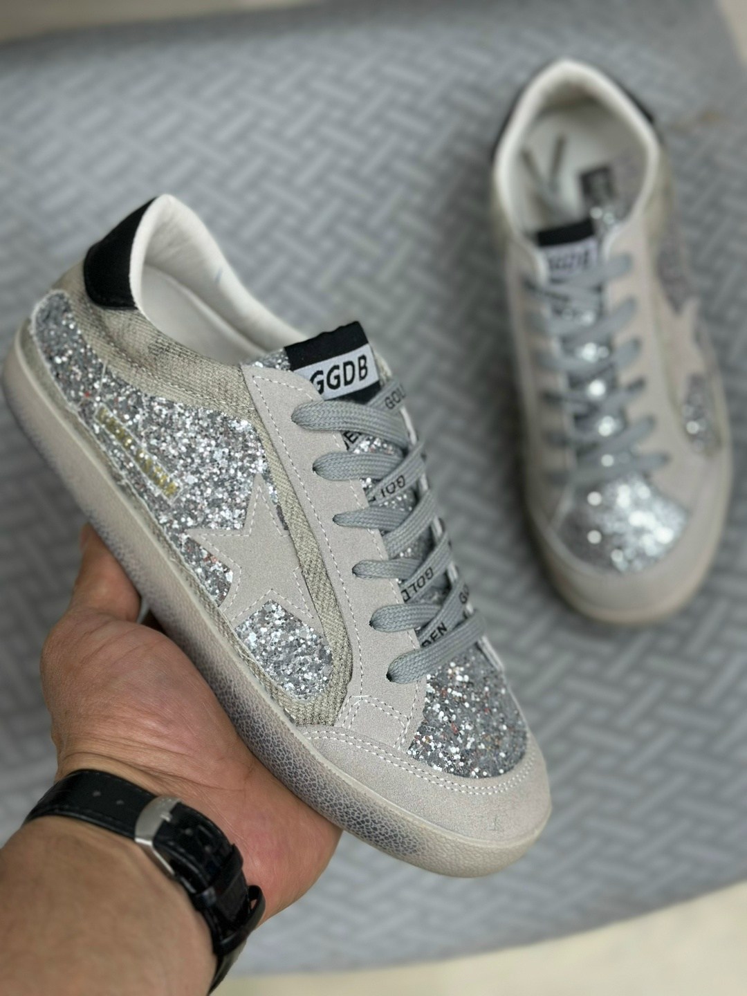 golden goose кеды v-star с блестками серебристый,golden goose кеды super-star с блестками серебристый,,кеды golden goose женские,кроссовки golden goose