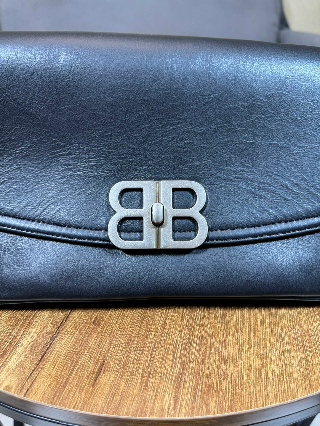 сумка balenciaga,сумка женская balenciaga,большая сумка через плечо через цепочку balenciaga,кожаная сумка balenciaga bb soft flap 23x12 см black / gold,маленькая сумка через плечо через цепочку balen