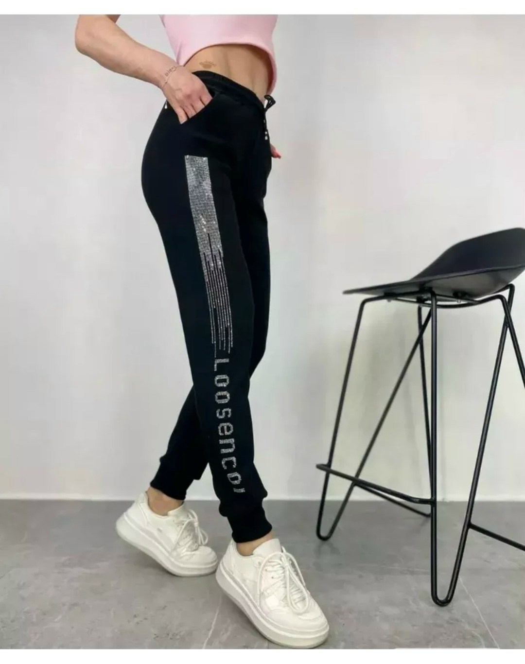 штаны спортивные женские арт. 632757,штаны спортивные женские,брюки спортивные штаны женские арт. 10968457,спортивные штаны джоггеры на резинке со стразами darius цвет черный,спортивные штаны джоггеры