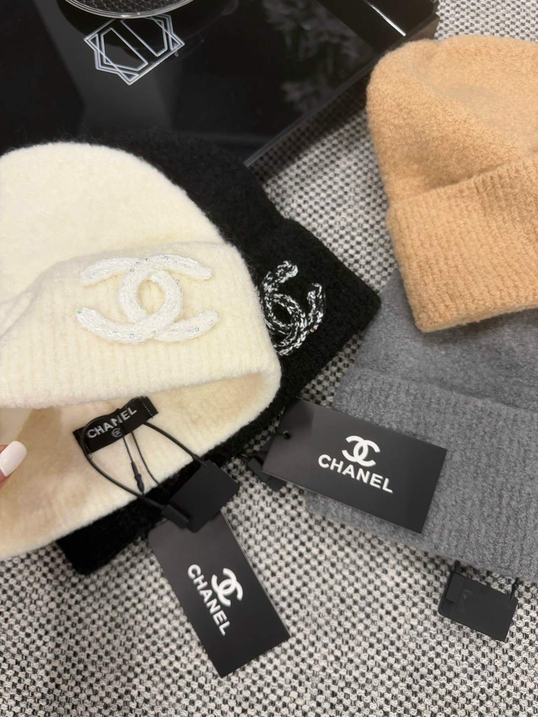 шапка chanel,вязаные эластичные шапки bini chanel,шапка chanel женская демисезонная ch13,шапка шанель,модная вязаная шапка в стиле chanel copy 1:1