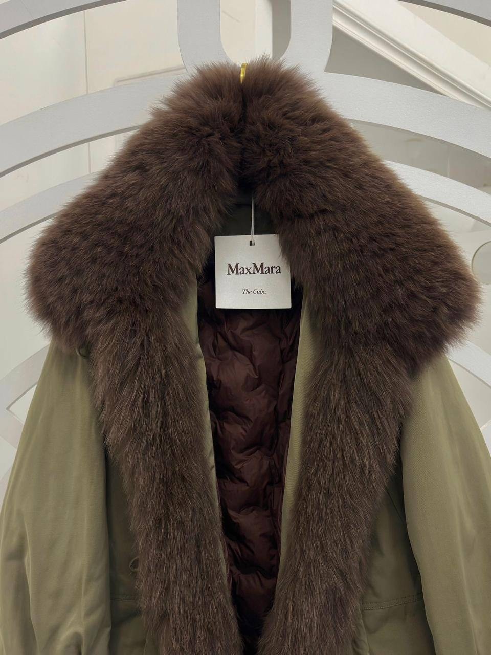 бомбическая куртка max mara с натуральным мехом,куртка max mara с натуральным мехом,пуховик с натуральным мехом,куртка на меху,стильные пуховики
