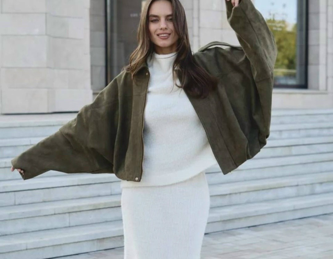 куртка бомбер укороченная оверсайз эко замшевая nonstóp with me,куртка бомбер демисезонная оверсайз замшевый niu,коричневая свободная куртка из искусственной кожи,куртка-бомбер из искусственной замши