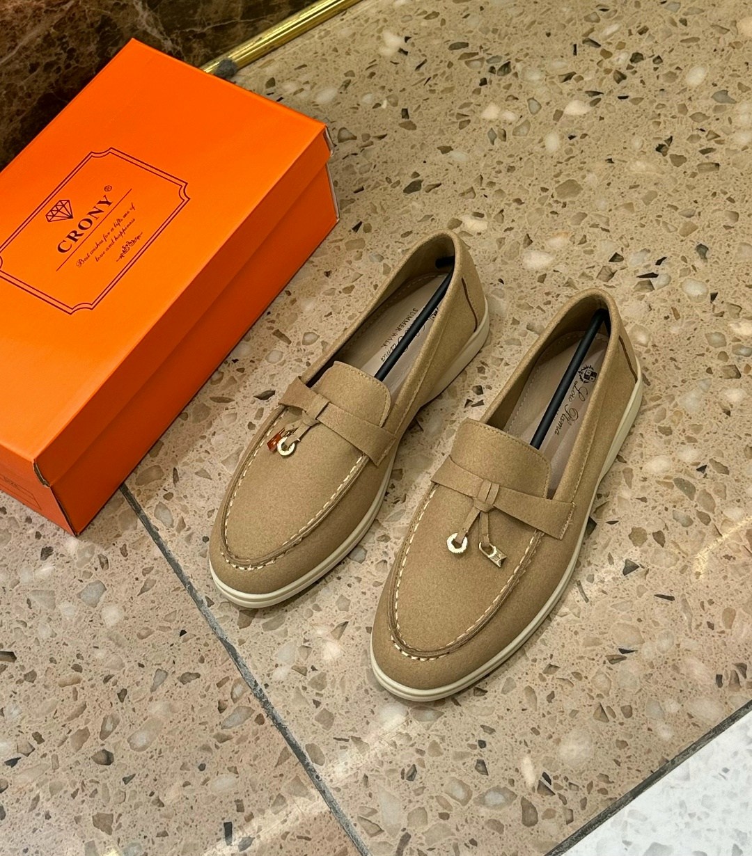 лоферы женские loro piana,лоферы loro piana,замшевые лоферы лоро пиана в бежевом цвете,,замшевые женские лоферы loro piana бежевые