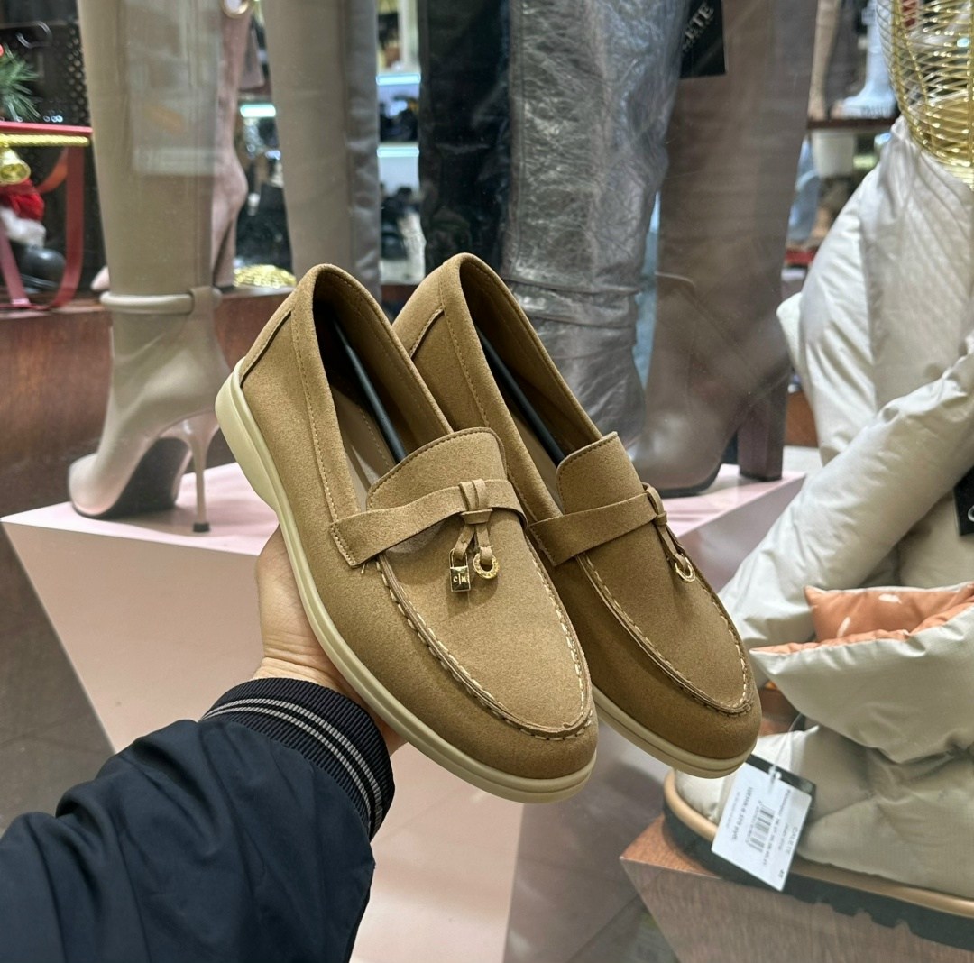 лоферы женские loro piana,лоферы loro piana,замшевые лоферы лоро пиана в бежевом цвете,,замшевые женские лоферы loro piana бежевые