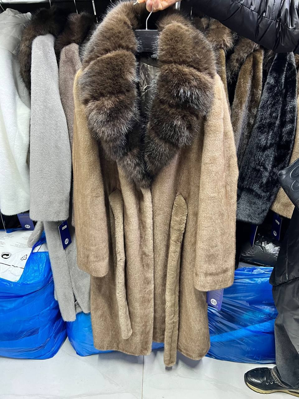 норковая шуба nafa "благородный беж" с капюшоном из соболя,шуба норковая nafa с капюшоном из соболя,шуба из норки nafa коричневая с капюшоном соболь,шуба искусственная под норку,шуба женская