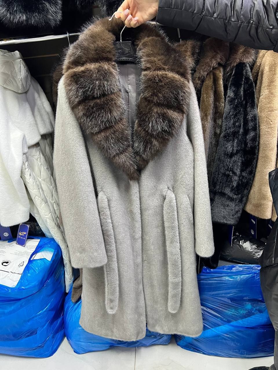 норковая шуба nafa "благородный беж" с капюшоном из соболя,шуба норковая nafa с капюшоном из соболя,шуба из норки nafa коричневая с капюшоном соболь,шуба искусственная под норку,шуба женская