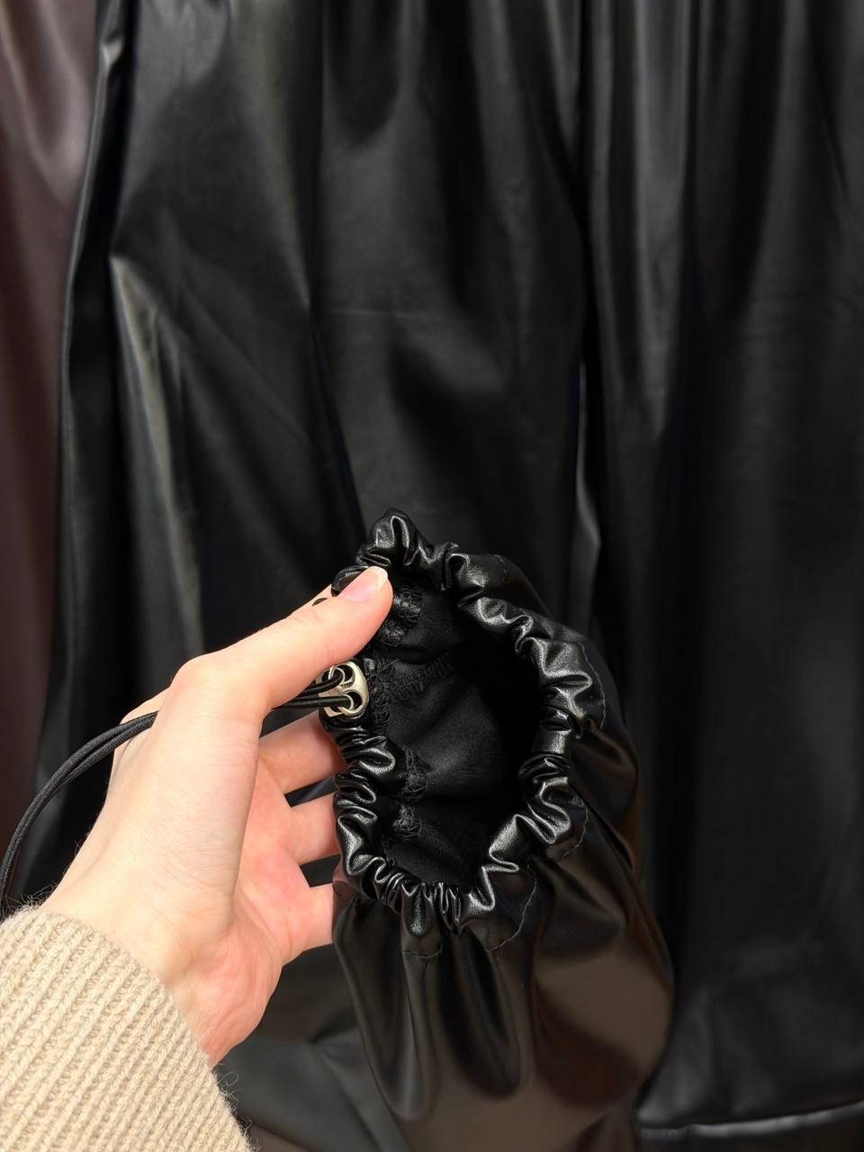 черные широкие брюки из искусственной кожи,брюки из экокожи свободного кроя,брюки из экокожи свободного кроя love republic,брюки из экокожи,женские кожаные брюки 2026