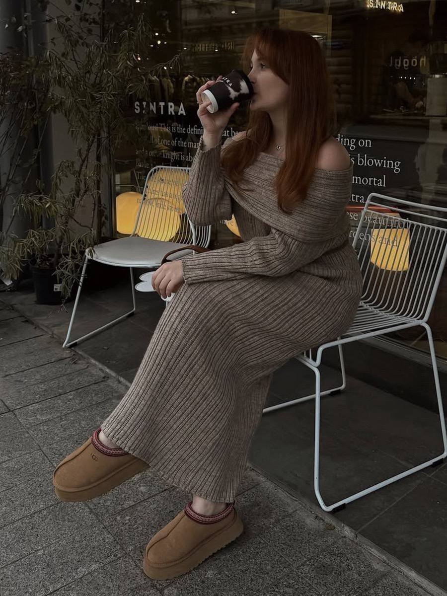 трикотажное платье,вязаное длинное платье,трикотажное платье с открытыми плечами,трикотажное платье макси,женское трикотажное платье-макси с открытыми плечами и высокой талией