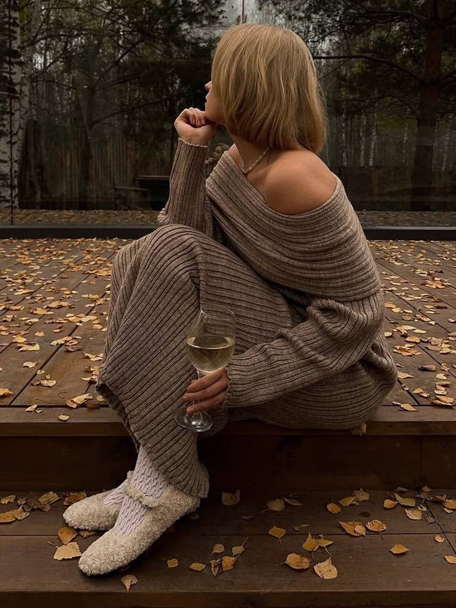 трикотажное платье,вязаное длинное платье,трикотажное платье с открытыми плечами,трикотажное платье макси,женское трикотажное платье-макси с открытыми плечами и высокой талией