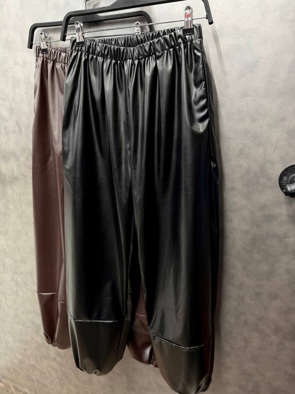 черные широкие брюки из искусственной кожи,брюки из экокожи свободного кроя,брюки из экокожи свободного кроя love republic,брюки из экокожи,женские кожаные брюки 2026