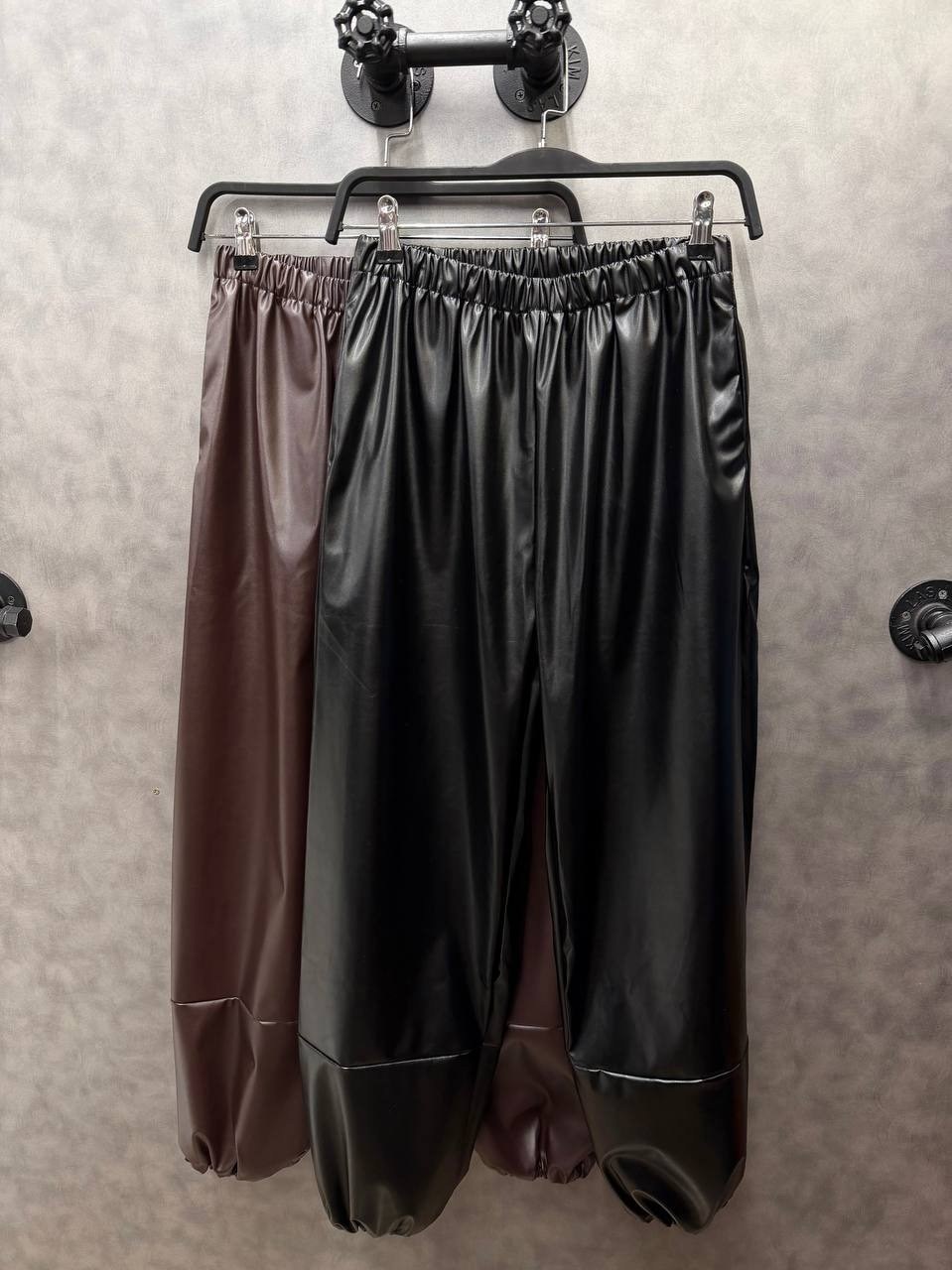 черные широкие брюки из искусственной кожи,брюки из экокожи свободного кроя,брюки из экокожи свободного кроя love republic,брюки из экокожи,женские кожаные брюки 2026