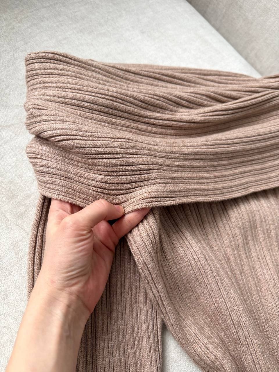 трикотажное платье,вязаное длинное платье,трикотажное платье с открытыми плечами,трикотажное платье макси,женское трикотажное платье-макси с открытыми плечами и высокой талией