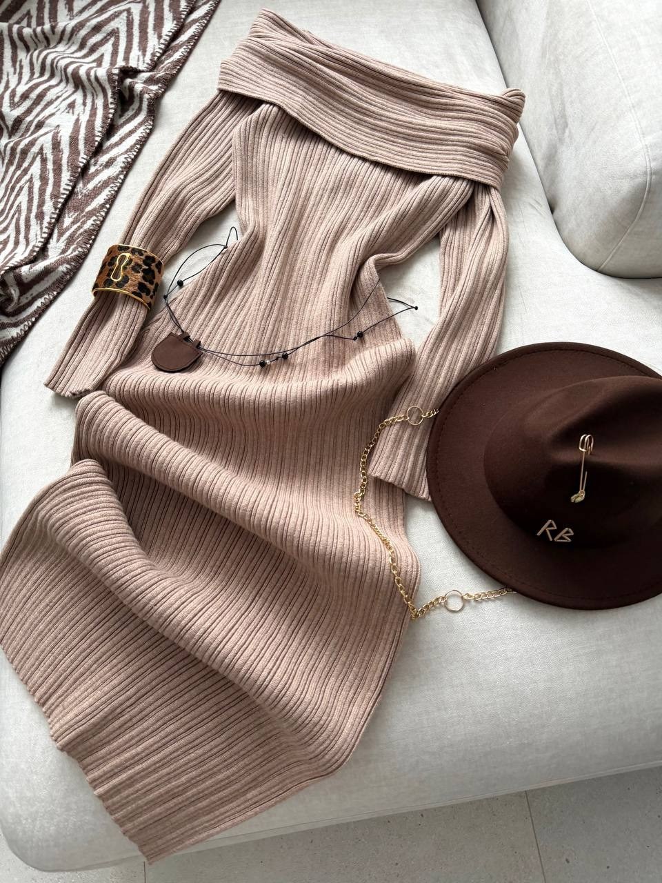 трикотажное платье,вязаное длинное платье,трикотажное платье с открытыми плечами,трикотажное платье макси,женское трикотажное платье-макси с открытыми плечами и высокой талией