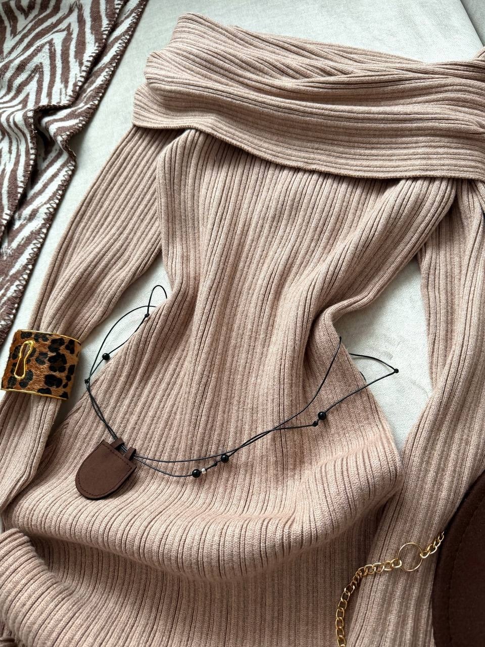 трикотажное платье,вязаное длинное платье,трикотажное платье с открытыми плечами,трикотажное платье макси,женское трикотажное платье-макси с открытыми плечами и высокой талией