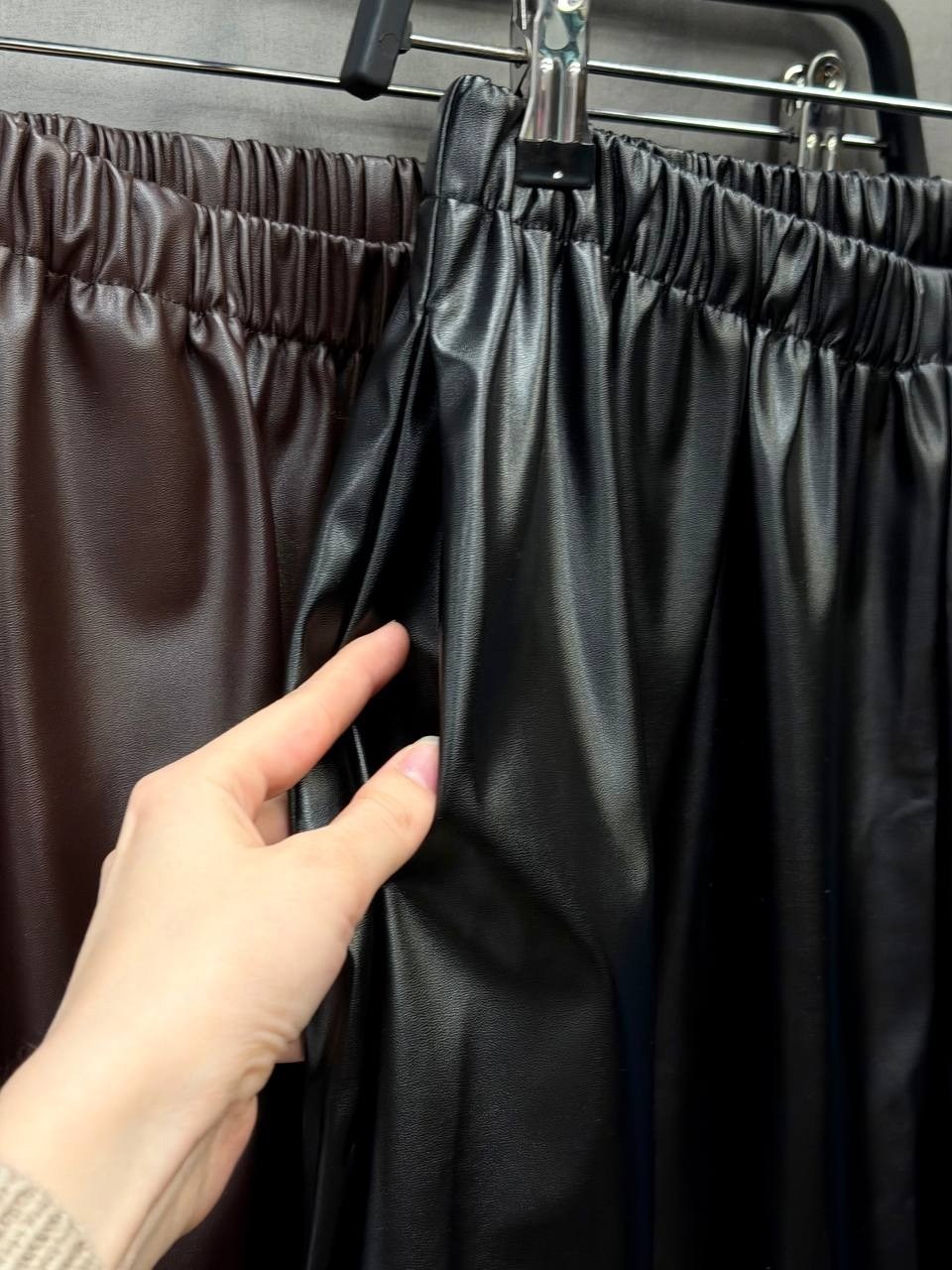 черные широкие брюки из искусственной кожи,брюки из экокожи свободного кроя,брюки из экокожи свободного кроя love republic,брюки из экокожи,женские кожаные брюки 2026