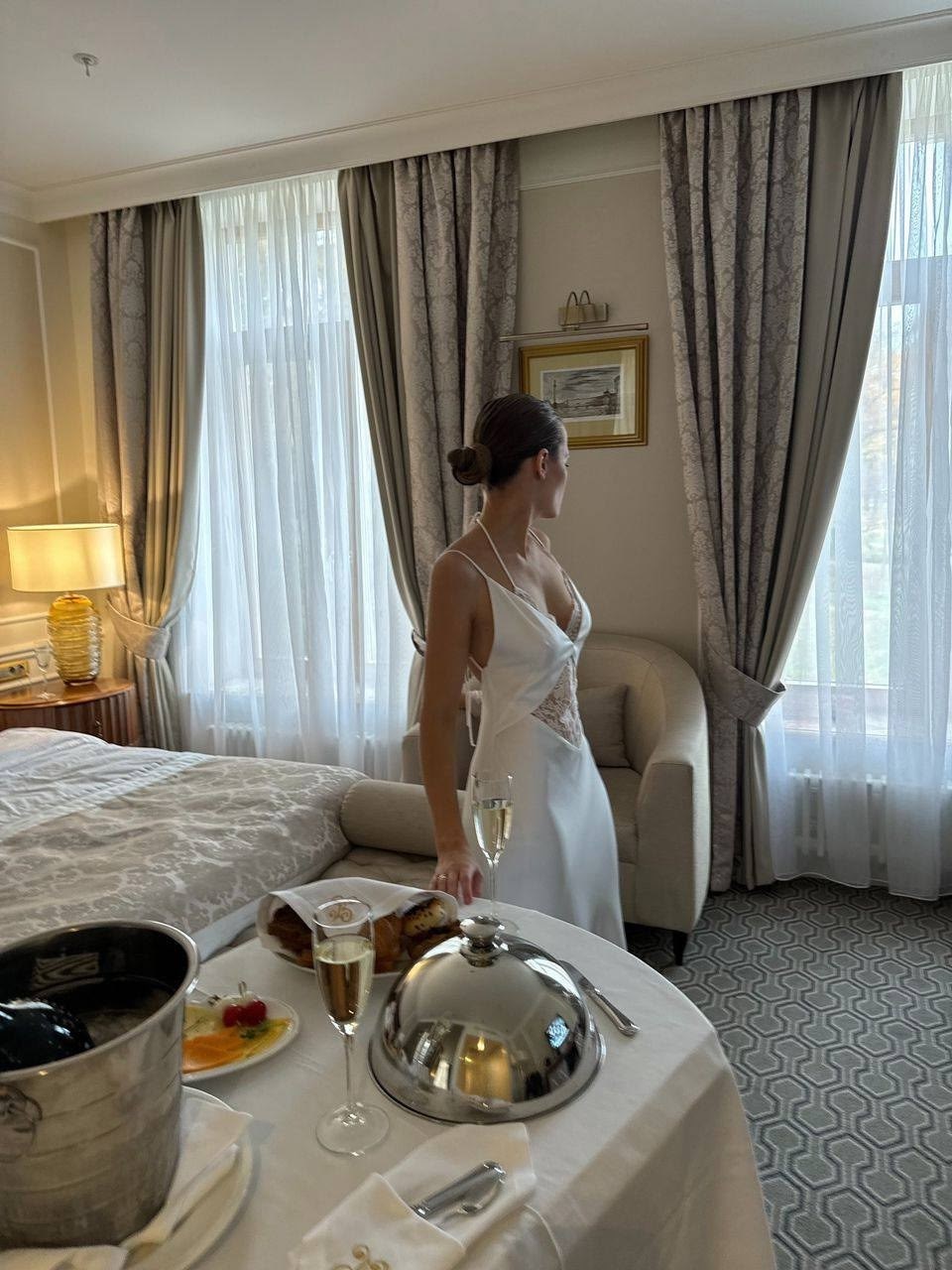 атласное платье,платье комбинация,вечерние платья,свадебное платье с разрезом,платье