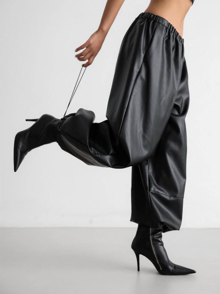 черные широкие брюки из искусственной кожи,брюки из экокожи свободного кроя,брюки из экокожи свободного кроя love republic,брюки из экокожи,женские кожаные брюки 2026