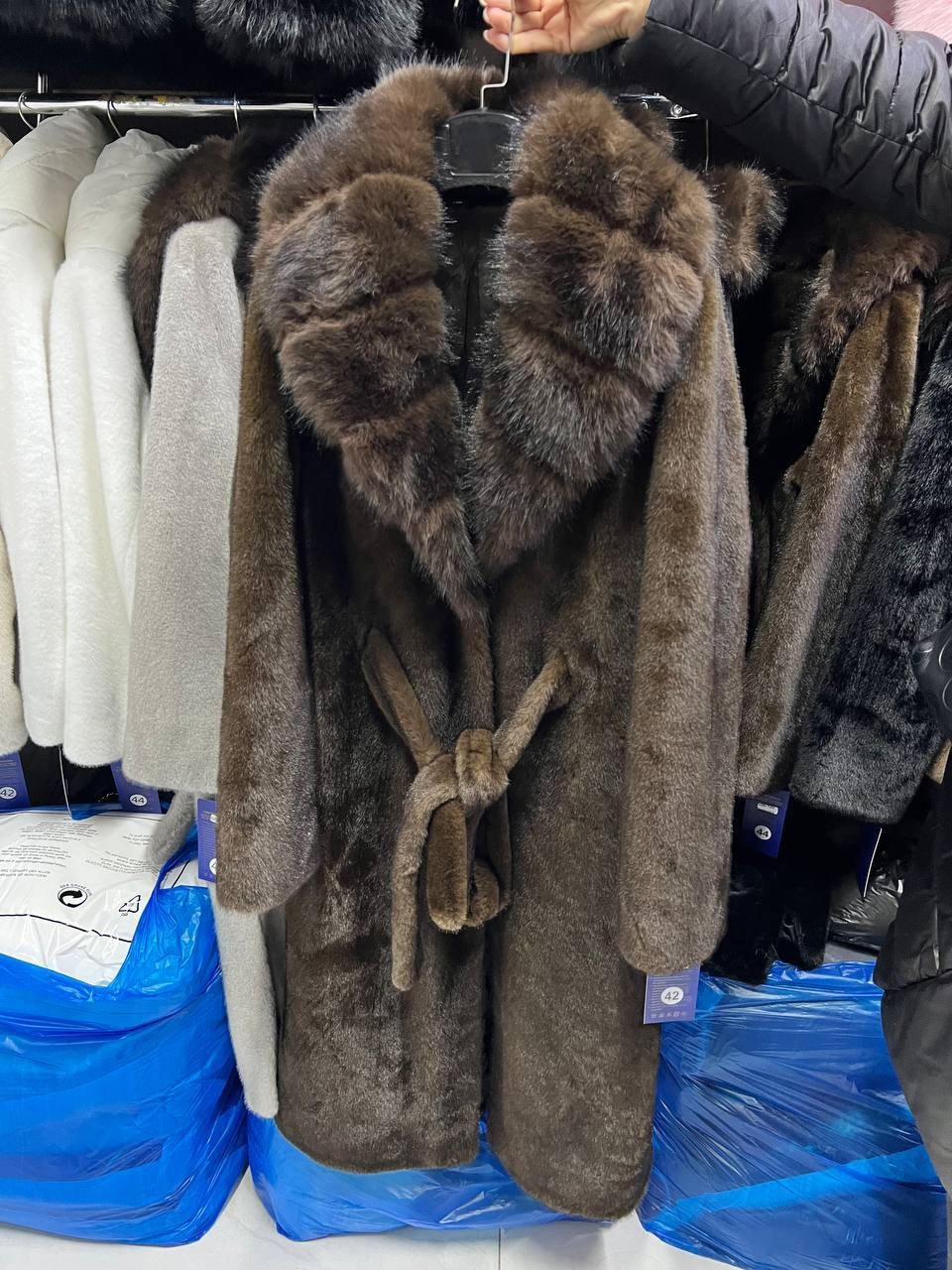 норковая шуба nafa "благородный беж" с капюшоном из соболя,шуба норковая nafa с капюшоном из соболя,шуба из норки nafa коричневая с капюшоном соболь,шуба искусственная под норку,шуба женская