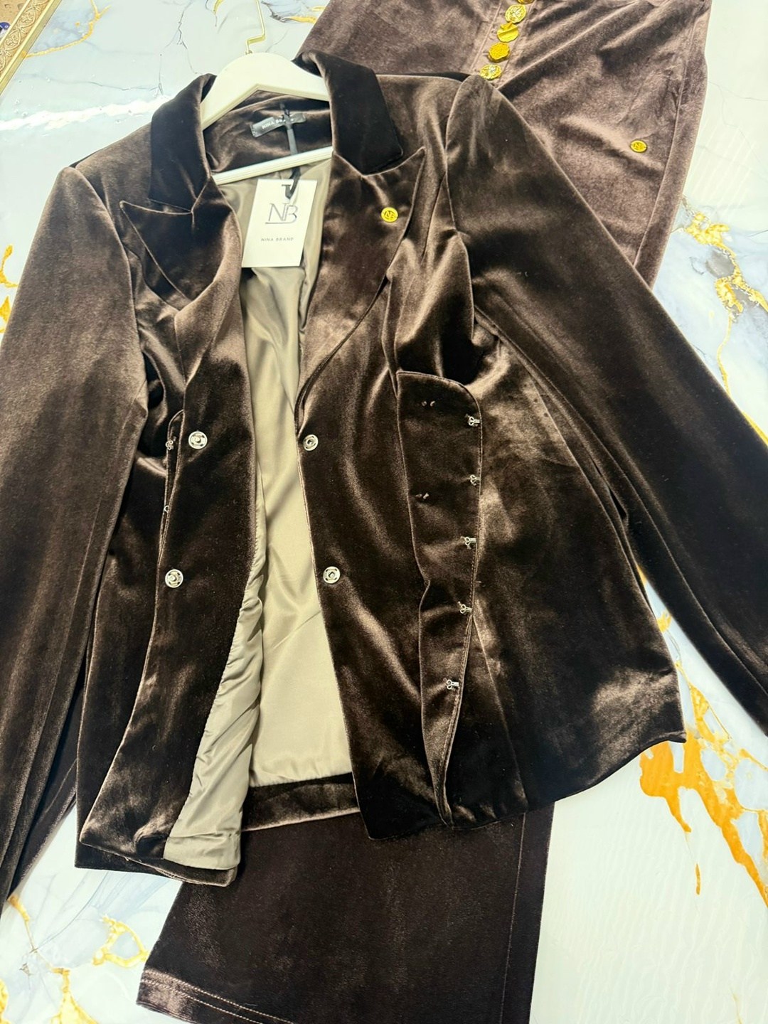 женский бархатный костюм-блейзер на одной пуговице,вельветовые костюмы женские классические, бархатный двубортный блейзер с лацканами и золотыми пуговицами,черный бархатный жакет с отдел