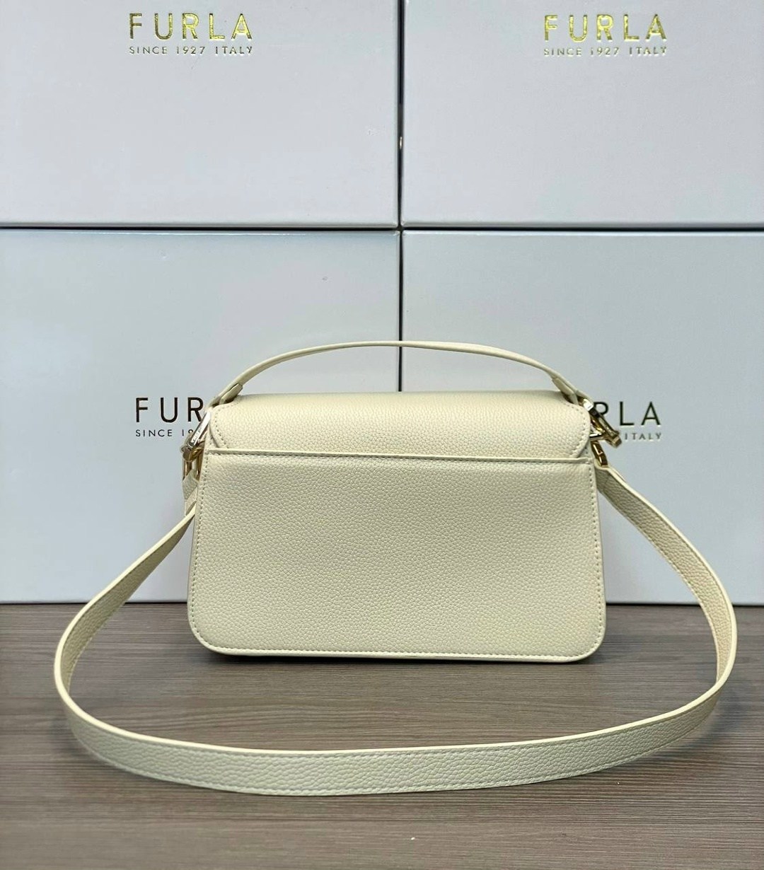 сумка furla,сумка женская furla,сумка furla metropolis,бежевая сумка furla 1927 на цепочке,бежевая сумка furla 1927 с поворотным замком