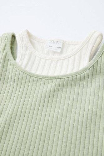 девушка,девушка джинсах,девушка брюнетка в футболке и джинсах,модные образы,джинсах