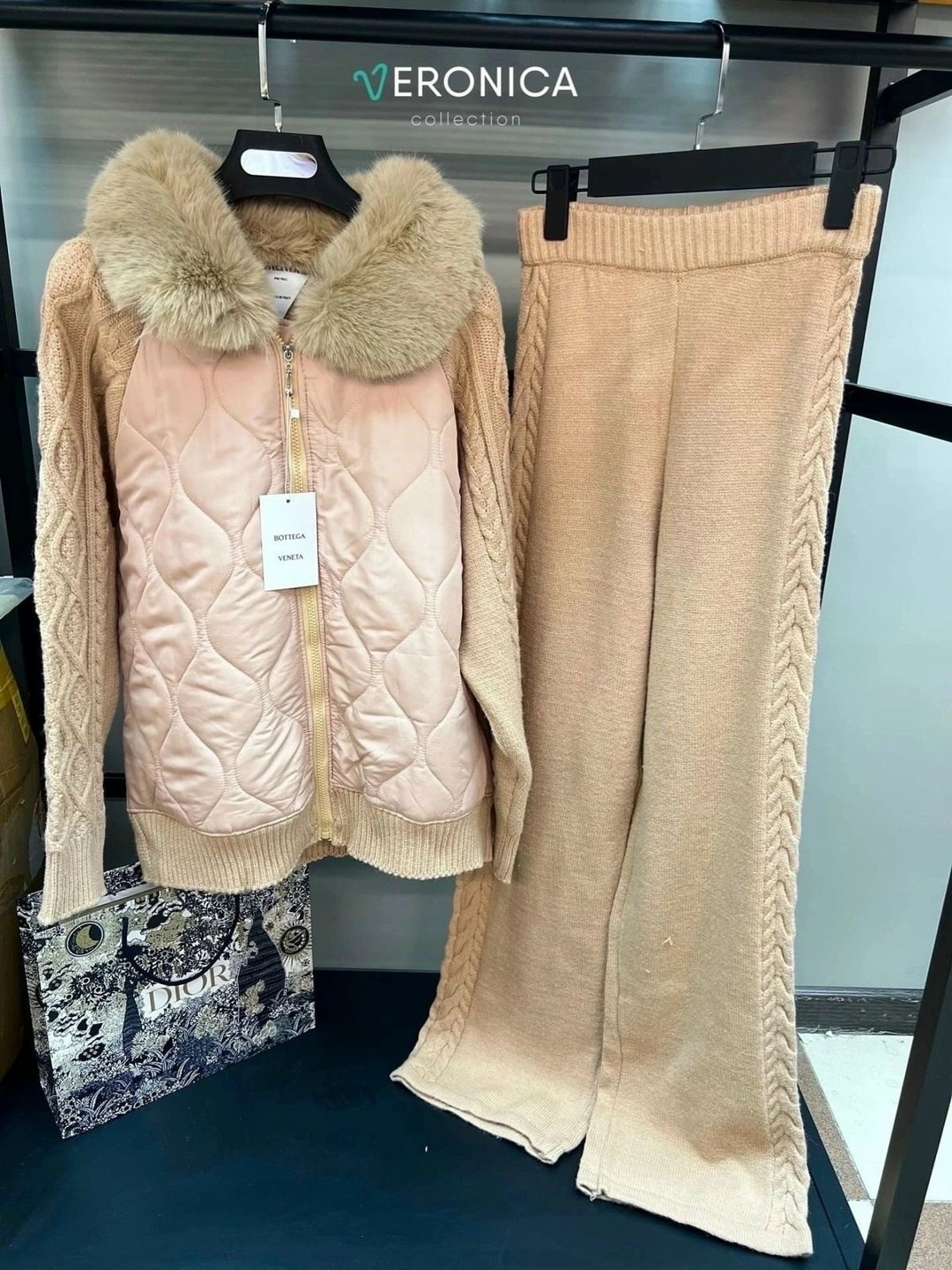 меховой воротник,женский пуховик с натуральным мехом,пуховик с натуральным мехом,куртка с мехом,женской одежды