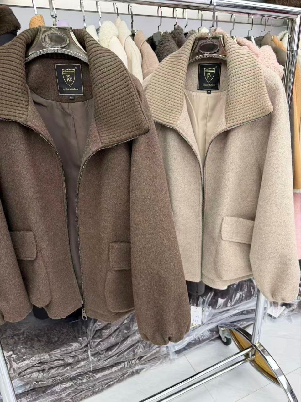 куртка бомбер оверсайз ai&t brand,женская куртка,куртка бомбер оверсайз nuri jo,куртка для женщин,модная коричневая куртка на молнии для женщин