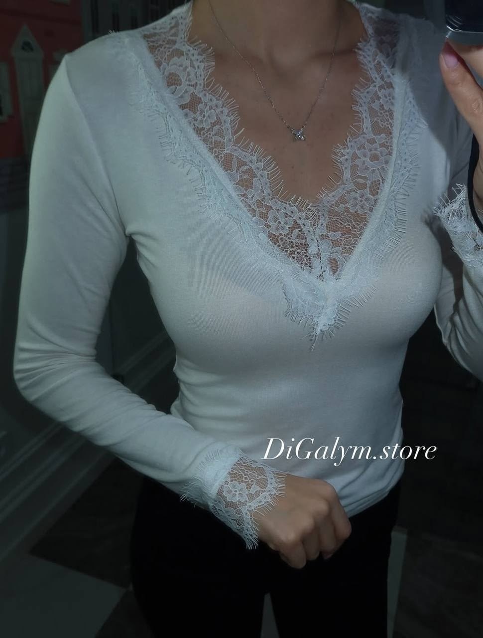 женская кофта,кофта,черный облегающий топ в рубчик с v-образным вырезом с кружевной отделкой,черная кофта с вырезом