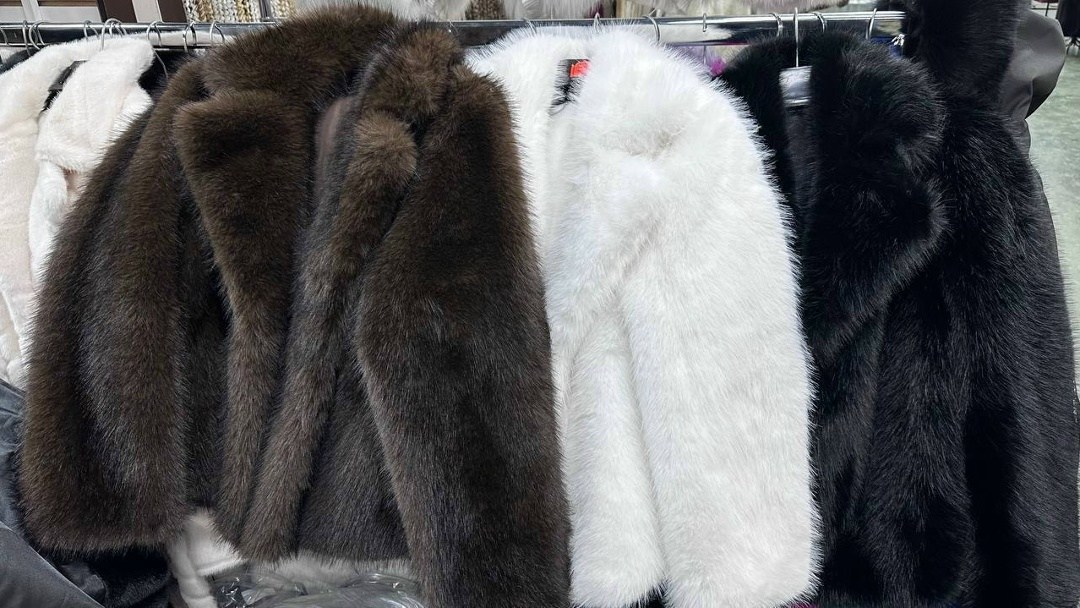 ирина шейк в шубе,шуба искусственная,красивая девушка в шубе,шубка,брюнетка в шубе