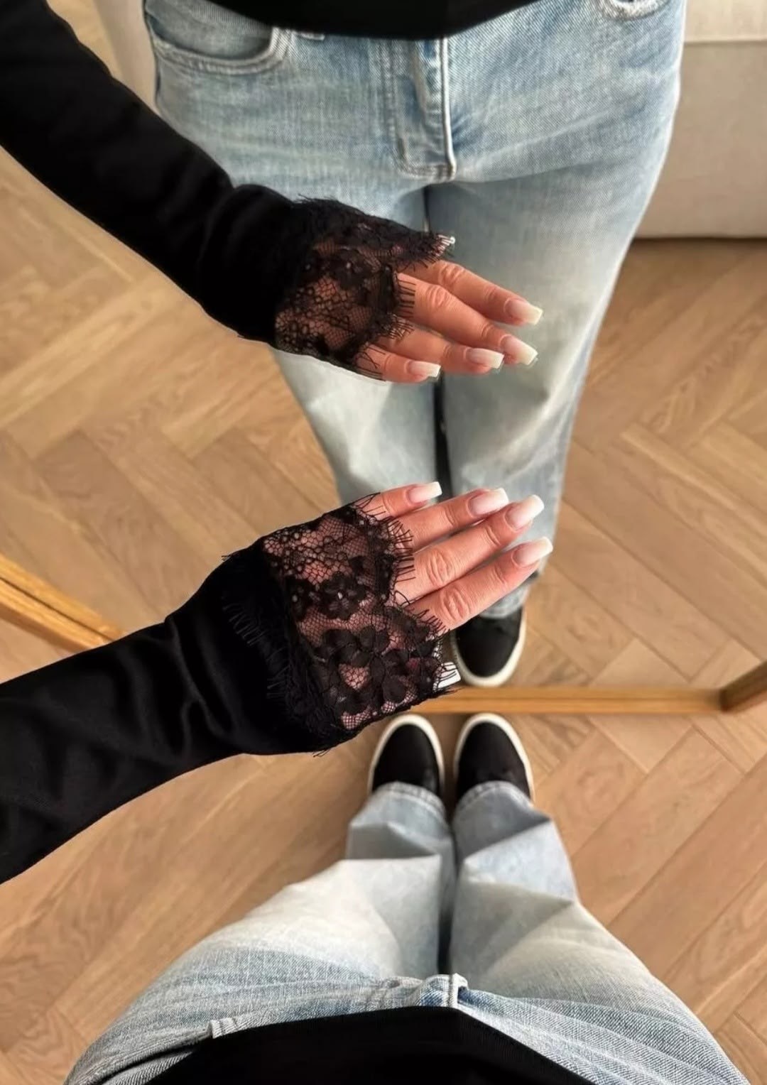 женская кофта,кофта,черный облегающий топ в рубчик с v-образным вырезом с кружевной отделкой,черная кофта с вырезом