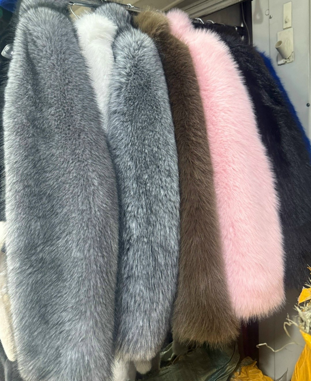 ирина шейк в шубе,шуба искусственная,красивая девушка в шубе,шубка,брюнетка в шубе