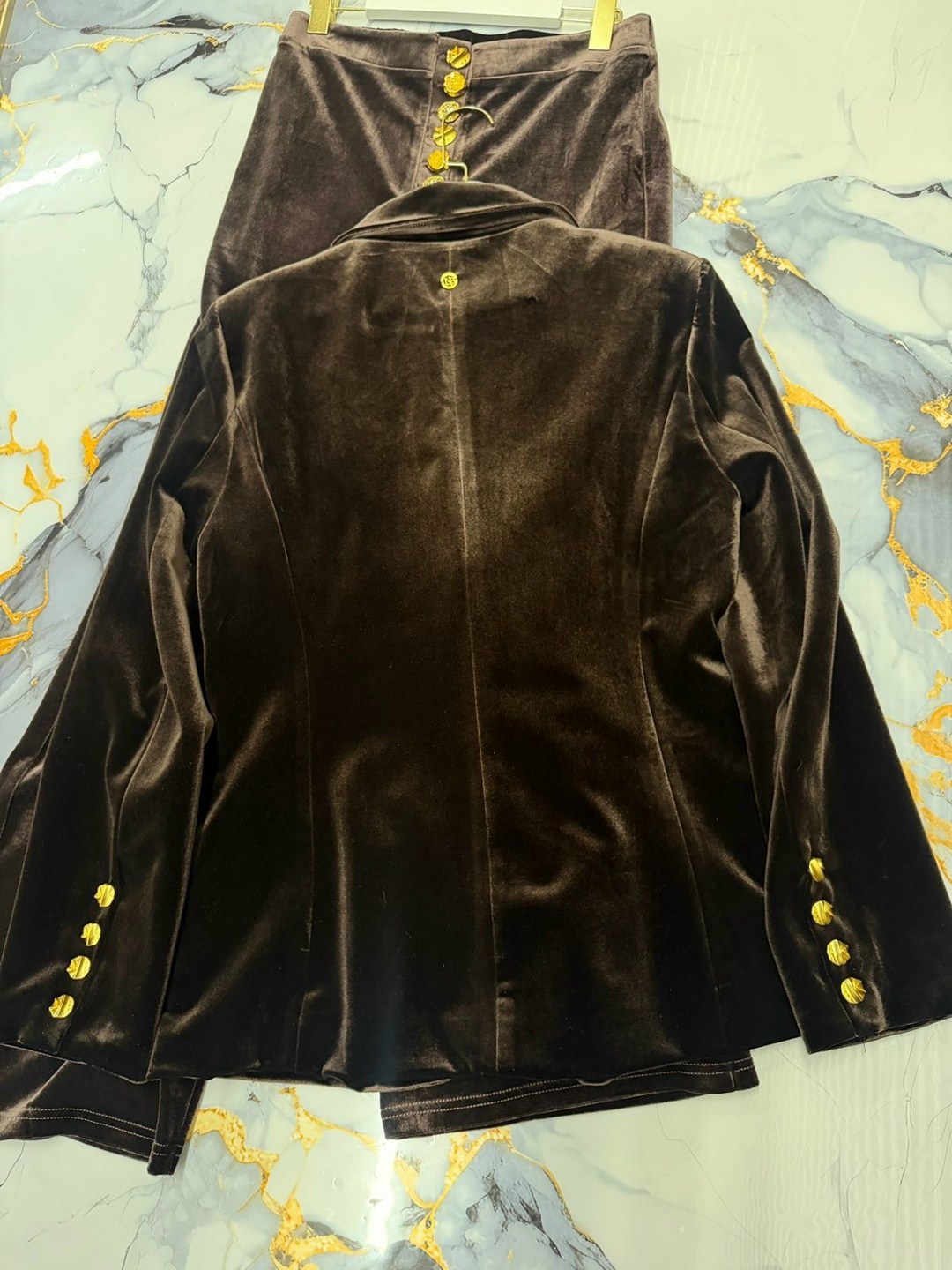 женский бархатный костюм-блейзер на одной пуговице,вельветовые костюмы женские классические, бархатный двубортный блейзер с лацканами и золотыми пуговицами,черный бархатный жакет с отдел