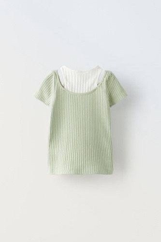 девушка,девушка джинсах,девушка брюнетка в футболке и джинсах,модные образы,джинсах