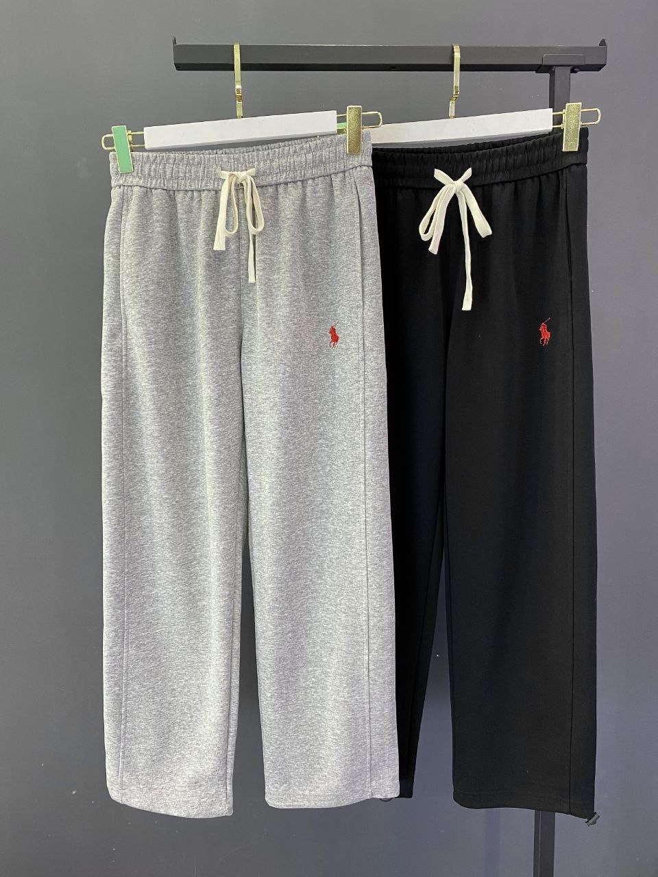 спортивные брюки,спортивные штаны,трикотажные брюки,серые спортивные штаны,повседневные спортивные брюки