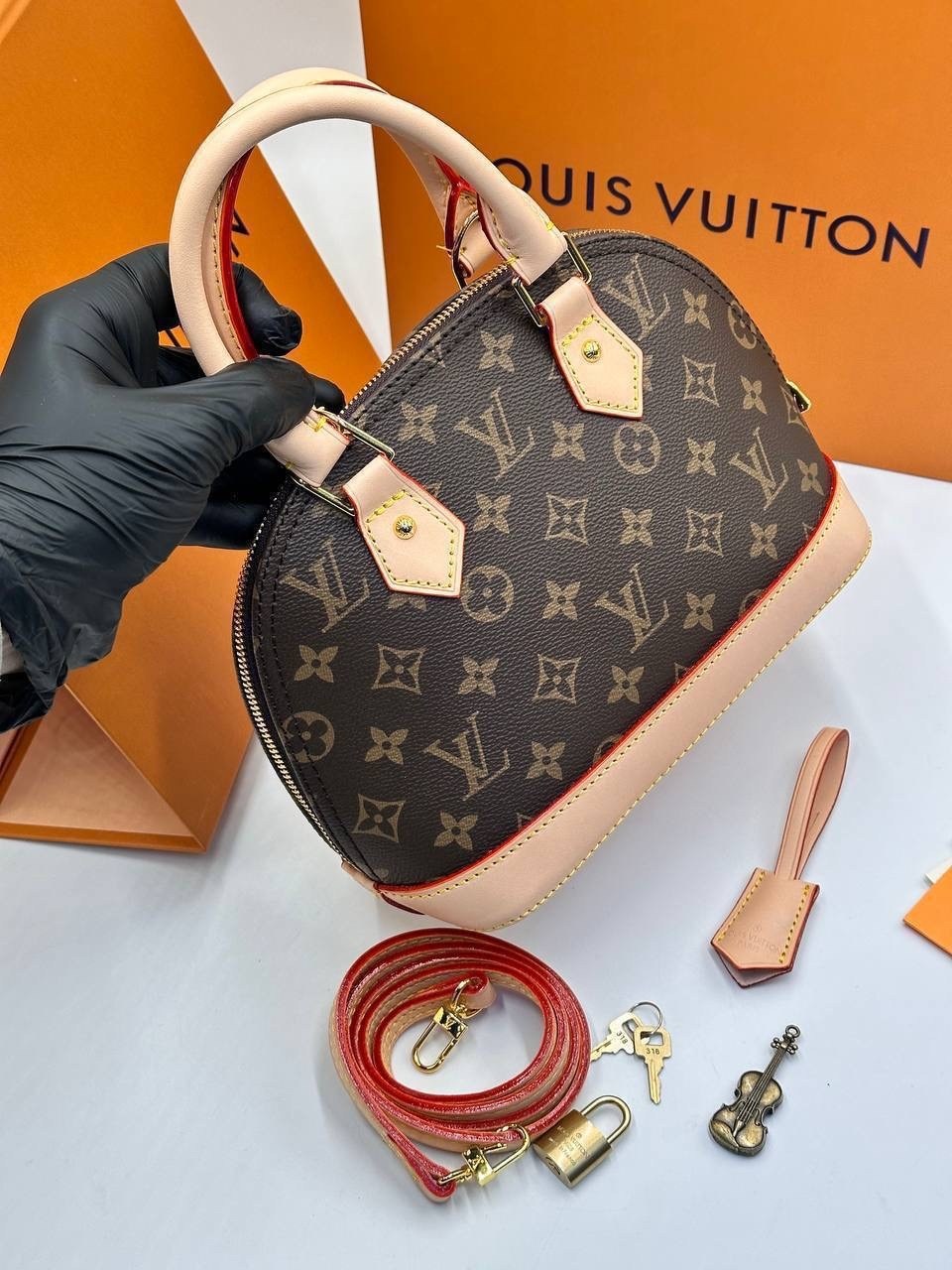 сумка louis vuitton женская,сумка louis vuitton,сумка alma bb louis vuitton из канвы monogram,сумка louis vuitton alma bb,сумка алма бб луи виттон