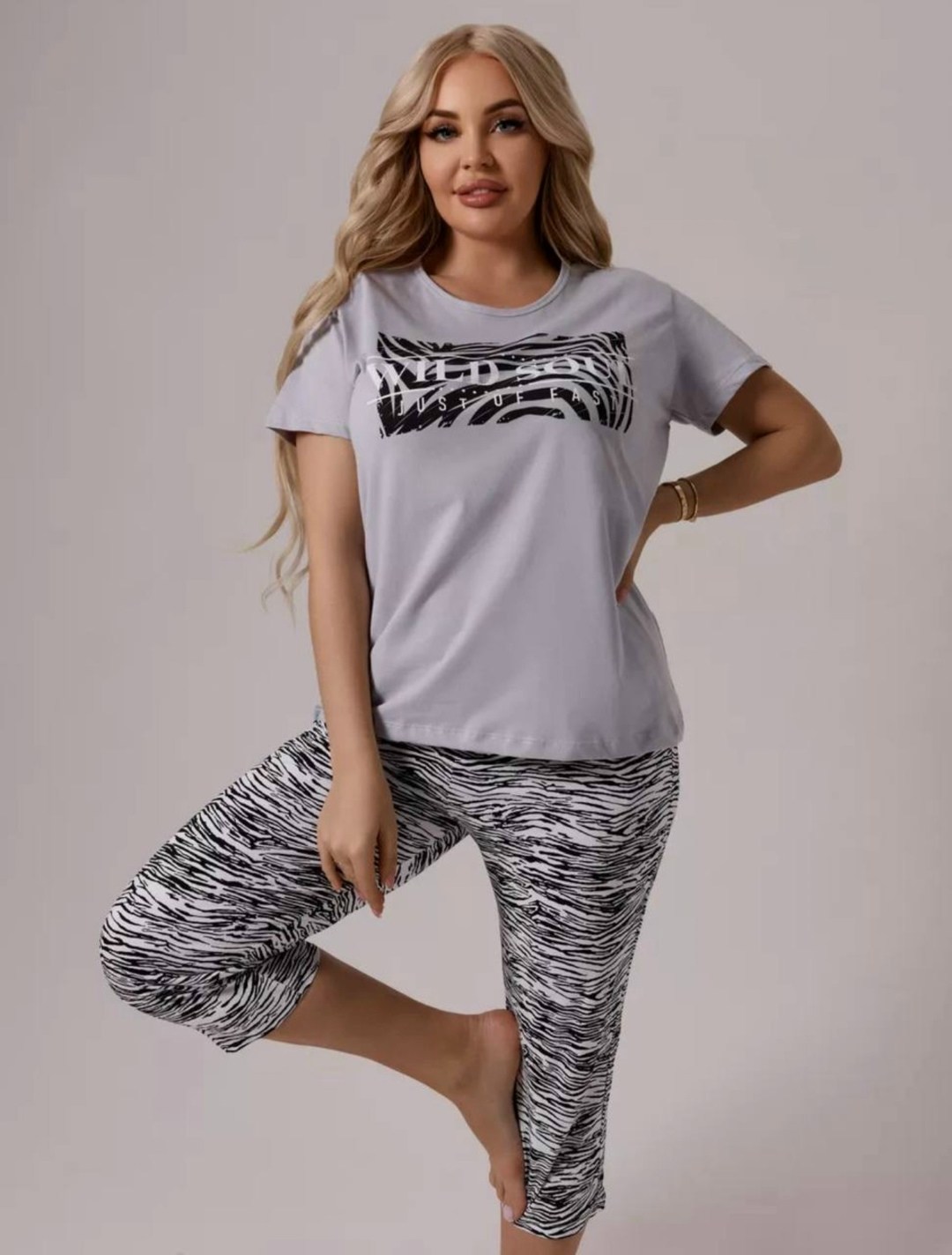 женская футболка,футболка женская со спущенным плечом из кулирки лира светло-серый с принтом love,футболка белая с,футболка женская со спущенным плечом из кулирки,пижама с бриджами трикотажная