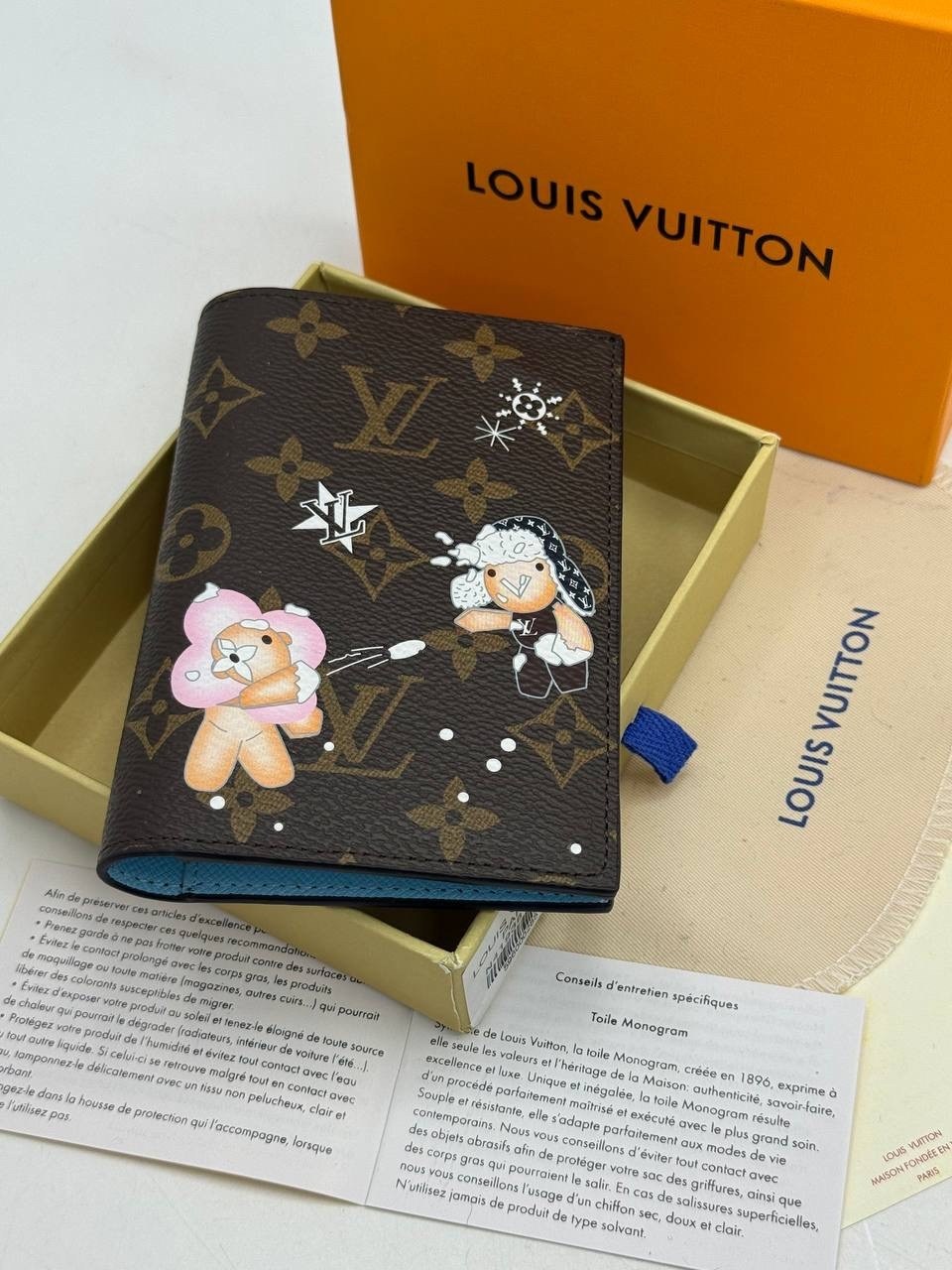 louis vuitton обложка на паспорт,женская обложка на паспорт louis vuitton,обложка на паспорт louis vuitton bms-138478,коричневая женская обложка на паспорт от louis vuitton,обложка на паспорт louis vu