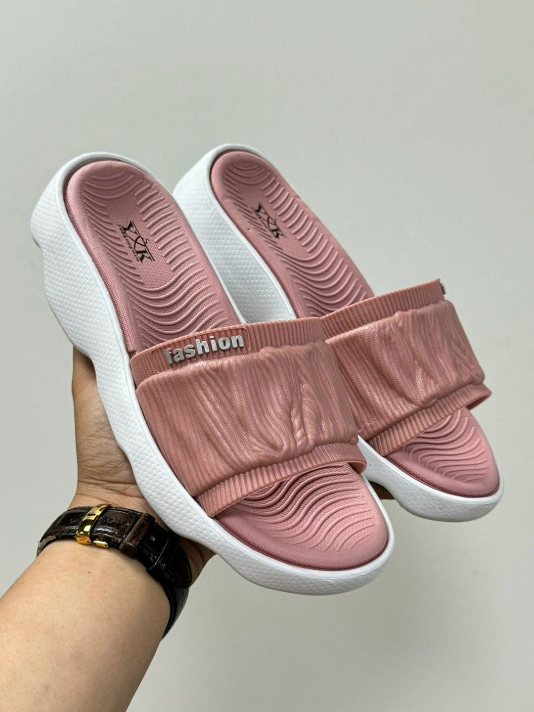 ,шлепанцы женские,шлепки женские,модные шлепанцы,модные тапочки