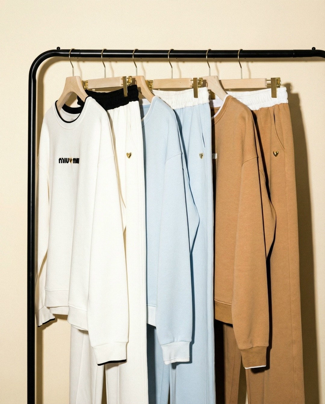 бежевый спортивный костюм,трикотажные костюмы,костюм с брюками,костюм женский,костюм бежевый