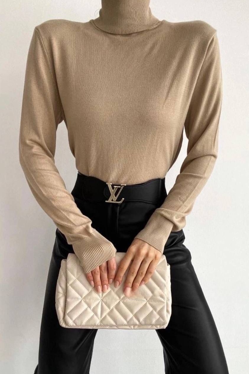 водолазка,женские кожаные шорты,кожаные шорты с блузкой,шорты женские,стиль с кожаными шортами