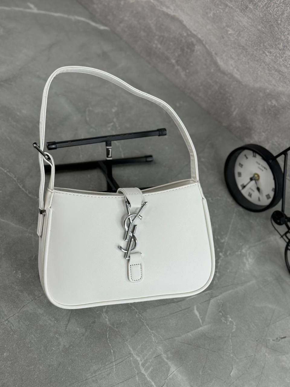 белая сумка,сумка ив сен лоран белая,белая сумка женская,сумка через плечо yves saint laurent,сумка ив сен лоран багет