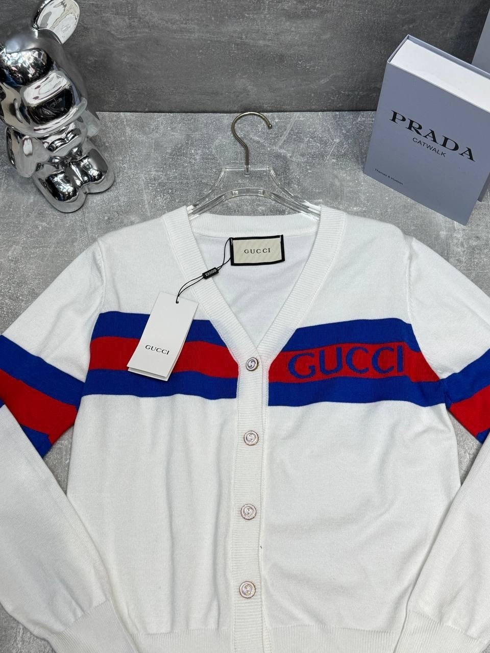 джемпер-кардиган в красно-зеленую полоску gucci chucky grg series,кардиган gucci,белый кардиган гуччи,gucci хлопковый кардиган,кардиган гуччи мужской